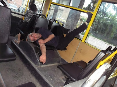 Schlafender Busfahrer - Schlafen am Arbeitsplatz - witziger Busfahrer macht Schlaf Pause