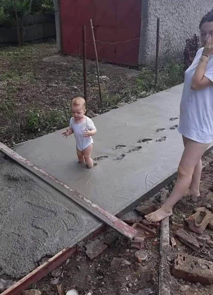 Baby Spuren im nassen Zement - Baustelle