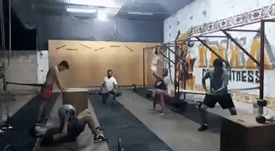 Witzige Männer beim Training