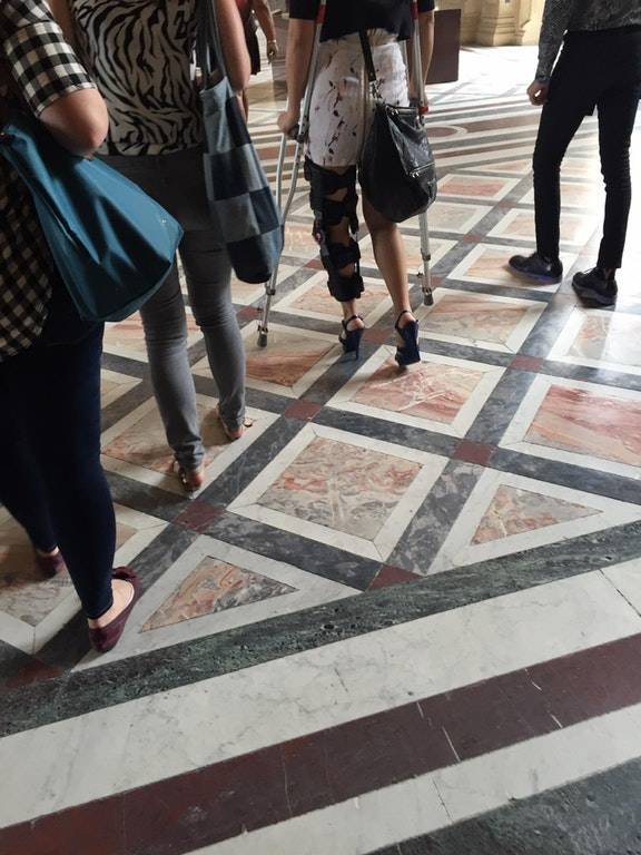 Frauen und ihre Schuhgrößen-Lüge: Warum sie immer zu kleine Schuhe kaufen Frau, Komische Begebenheiten des Lebens, Mode | Die Kirche des heiligen Al Bundy 23. März 2023 5