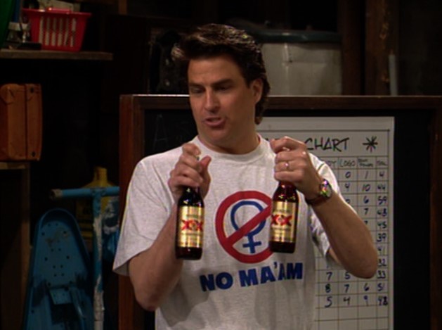 Jefferson Dary mit Dos Equis Bier Al Bundy - Der humorvolle Held des Alltags Welches Bier trinkt Al Bundy? Das offizielle Bier von NO MAAM Bier, eine schrecklich nette Familie, Humorvolle Alltagsgeschichten | Die Kirche des heiligen Al Bundy 16. August 2023 6