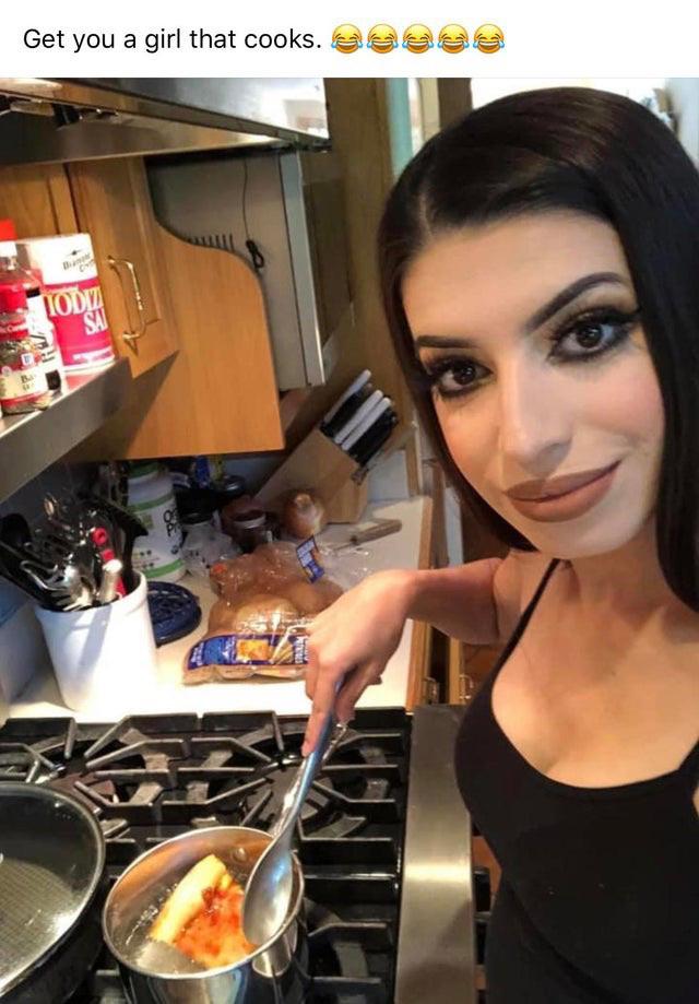 Eine Frau finden die kochen kann. Gutaussehende Hausfrau macht gekochte Pizza.