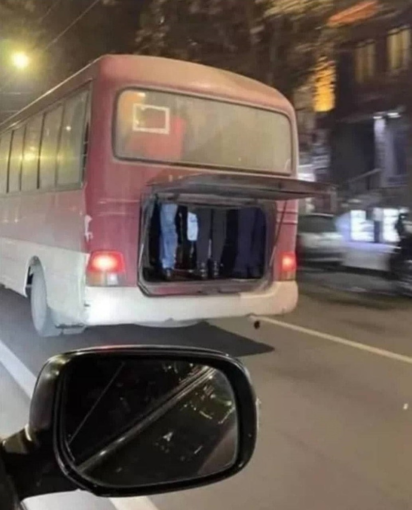 Schrottreifer Bus im oeffentlichen Nahverkehr Arbeitswahnsinn und Bürosatire Pendeln in der Hölle: Ein skurriler Einblick in den öffentlichen Nahverkehr Arbeit, Ausflug, Beschweren, Komische Begebenheiten des Lebens, Öffentlichkeit, Schlechte Laune | Die Kirche des heiligen Al Bundy 19. April 2023 8