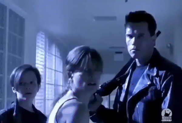 Terminator Parodie dicker Mann zwaengt sich durch Absperrung Freizeit mit Freude: Entspannung, pur Terminator Parodie. Dicker Mann zwängt sich durch Absperrung