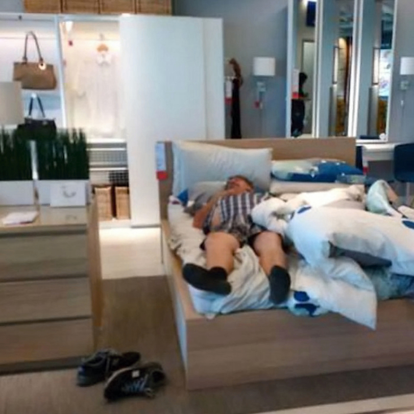 M%C3%A4nner IKEA M%C3%B6belaufbau Probleme%20(4) Männliche Marotten: Lustiges aus der Männerdomäne Kann mein Ehemann ein IKEA-Schrank zusammenzubauen oder ist er zu blöd? Beschweren, Heimwerker, Humorvolle Alltagsgeschichten, Mann, Zuhause | Die Kirche des heiligen Al Bundy 30. August 2024 8