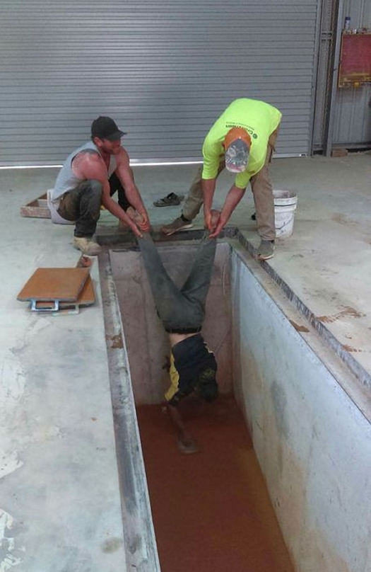 Arbeiten auf einer Baustelle - Der surreale Zirkus des Bauspektakels Arbeit, Lustige Menschen, Lustiges | Die Kirche des heiligen Al Bundy 14. April 2023 2