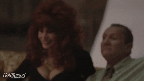 Al Bundy heute auf Sofa Hand in die Hose schieben Al Bundy - Der humorvolle Held des Alltags Al Bundy - Der unerwartete Alltagsgott unserer Zeit eine schrecklich nette Familie, Komische Begebenheiten des Lebens, Was würde Al Bundy tun? | Die Kirche des heiligen Al Bundy 17. April 2023 3