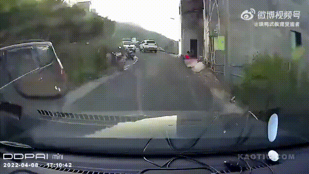 Wenn man sich beim rueckwaerts einparken verschaetzt Männliche Marotten: Lustiges aus der Männerdomäne Wenn man sich beim rückwärts einparken verschätzt.