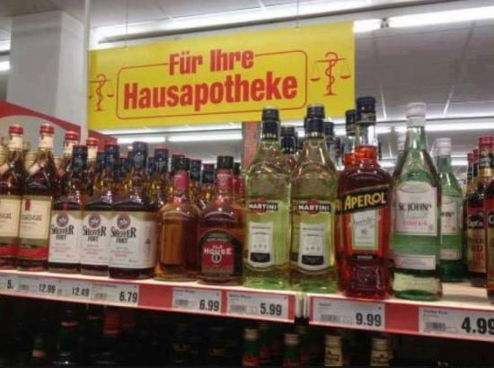 Deplatzierte Werbung Spirituosen fuer die Hausapotheke Heitere Haushaltsmomente mit einem Augenzwinkern Deplatzierte Werbung im Netto. Spirituosen für die Hausapotheke.