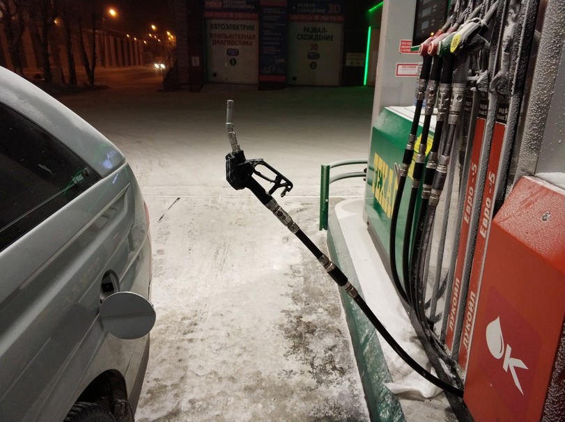 Von Benzinpreisen und Brötchen-Scham: Eine komödiantische Reise durch die Tankstellenwelt Auto, Humorvolle Alltagsgeschichten, Lustiges über das Leben | Die Kirche des heiligen Al Bundy 1. April 2023 9