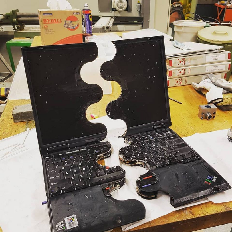 Fieser Streich im Bueroalltag Laptop zersaegt Arbeitswahnsinn und Bürosatire Kleinkrieg Im Büro: Von Racheplänen Am Chef Und Der Gesprächvermeidung Mit Den Lästigen Kollegen Arbeit, Büro, Komische Begebenheiten des Lebens, Streit, Stress | Die Kirche des heiligen Al Bundy 16. April 2023 3