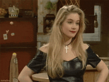 Kelly Bundy Schulterzucken im Wohnzimmer Al Bundy - Der humorvolle Held des Alltags Kelly Bundy - Das Genie, das niemand kommen sah eine schrecklich nette Familie, Komische Begebenheiten des Lebens | Die Kirche des heiligen Al Bundy 15. April 2023 8