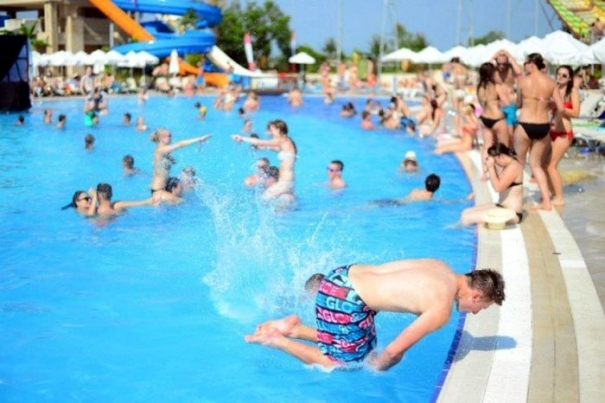 Peinliches Missgeschick im Schwimmbad Sprung ging daneben Menschliche Marotten: Lustige Geschichten aus dem Leben Die Schadenfreude, die man verspürt - wenn man zusieht wenn andere Pech haben Glück und Unglück, Komische Begebenheiten des Lebens, Lustige Menschen, Schadenfreude | Die Kirche des heiligen Al Bundy 24. März 2023 3