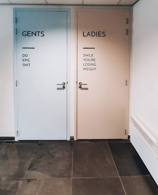 Warum brauchen wir ein Smartphone, um das Klo zu finden? – Skurriles vom stillen Örtchen Humorvolle Alltagsgeschichten, Ratschlag, Toilette | Die Kirche des heiligen Al Bundy 13. Juni 2023 2