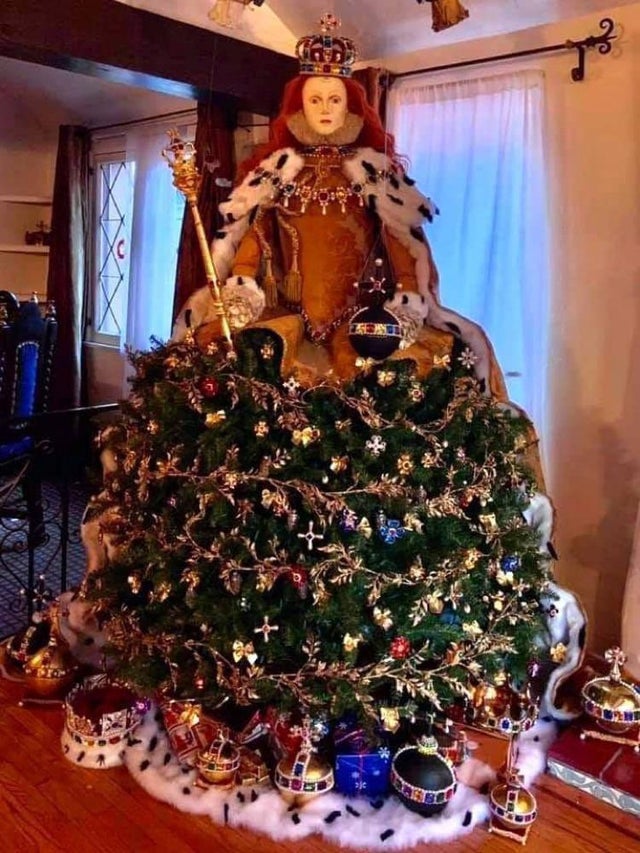 Komischer Weihnachtsbaum%20(1) Party-Time: Feste, Feiern und fröhlicher Wahnsinn Weihnachten 2023: Schwarzer Humor Tipps für ein chaotisches Fest Feiertag, Komische Begebenheiten des Lebens, Weihnachten | Die Kirche des heiligen Al Bundy 10. Dezember 2023 9