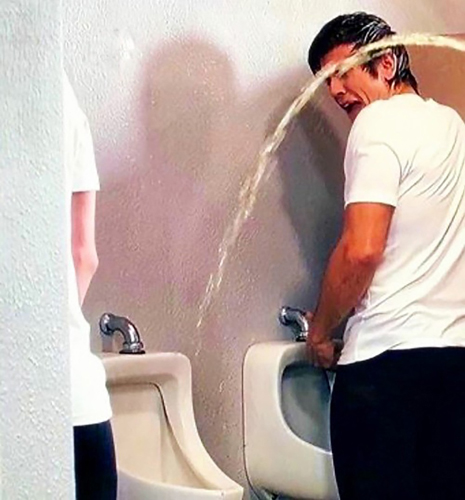 Herausforderung für Männer - Pissoir aus weiter Entfernung benutzen