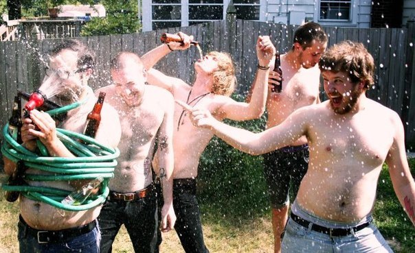 Party-Dominoeffekt: Wie aus einer harmlosen Idee eine wilde Hausparty wurde Besoffene Geschichte, Freizeit, Komische Begebenheiten des Lebens, Party | Die Kirche des heiligen Al Bundy 24. November 2023 4