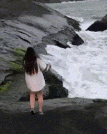 Frau an der Kueste rutscht von Felsen ins Meer Menschliche Marotten: Lustige Geschichten aus dem Leben Die fabelhafte Flugfantasie: Wenn Vögel plötzlich neidisch werden Glück und Unglück, Humorvolle Alltagsgeschichten, Lustige Menschen, Lustiges über das Leben | Die Kirche des heiligen Al Bundy 7. April 2023 3