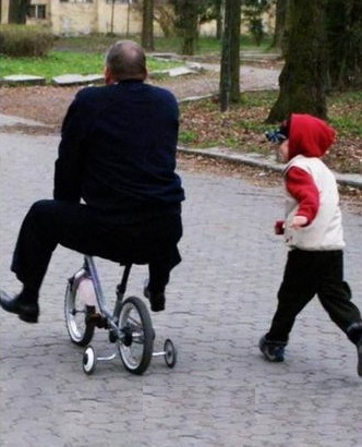 Papa und Sohn spielen lustige Familienfotos Komische Familienabenteuer und schräge Verwandtschaft Papa und Sohn spielen zusammen draußen - lustige Familienfotos