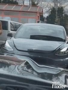 Frauen versuchen an Tankstelle Tesla mit Benzin aufzutanken Wissenswertes mit Witz und Humor Typisch Auto, typisch Du! Automarkenklischees im Check Auto, Halbwahrheit, Komische Begebenheiten des Lebens, Öffentlichkeit | Die Kirche des heiligen Al Bundy 24. August 2024 17