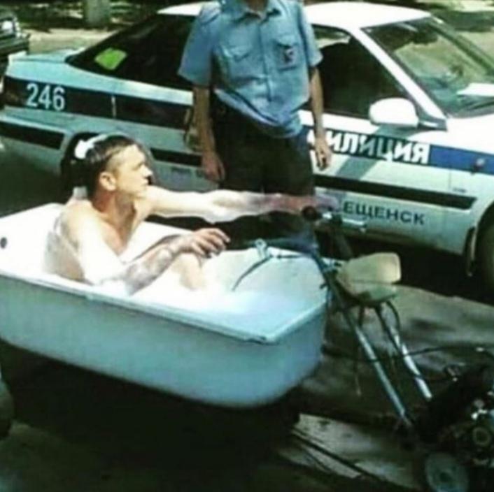 In der Badewanne umher fahren Menschliche Marotten: Lustige Geschichten aus dem Leben In der Badewanne umher fahren