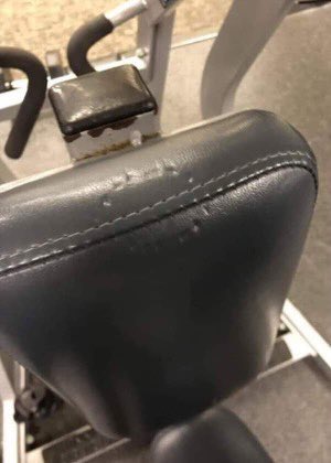 Lustige Menschen im Fitnessstudio beobachten%20(1) Muskelkraft und Schenkelklopfer: Fitness mit Humor Warum jeder im Fitnessstudio dich heimlich beurteilt Fitness, Freizeit, Humorvolle Alltagsgeschichten, Probleme | Die Kirche des heiligen Al Bundy 2. April 2024 8