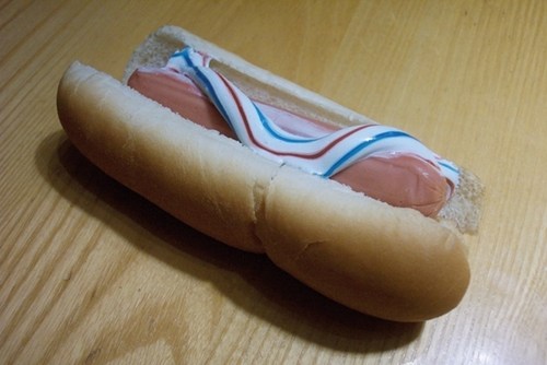 Hot Dog mit Zahnpasta Hygienetipps fuer faule Leute Männliche Marotten: Lustiges aus der Männerdomäne Mundgeruch als Statussymbol: Warum echte Männer aufs Zähneputzen verzichten Am Morgen, Hygiene, Komische Begebenheiten des Lebens, Mann | Die Kirche des heiligen Al Bundy 30. März 2023 5