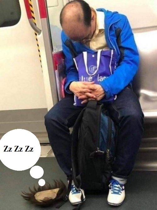 Glatzkopf schläft im sitzen ein und verliert sein Perücke. Lustiges Bild schlafen mit Glatze