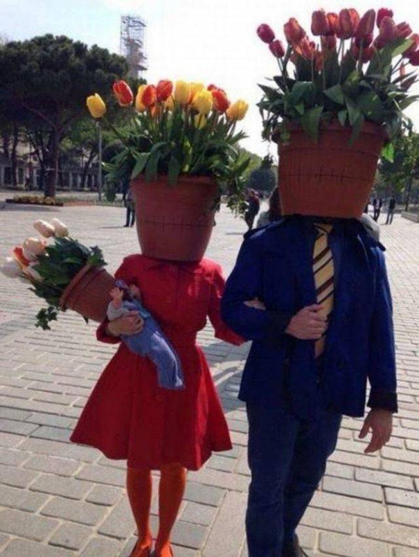 Fruehling Blumentopf mit Blumen Kostuem Lustiges über Umwelt, Wetter & Jahreszeitenhumor Der Frühling ist da - und die Schwiegermutter im String-Bikini auch! Frühling, Komische Begebenheiten des Lebens, Natur, Schwiegereltern | Die Kirche des heiligen Al Bundy 28. April 2023 6