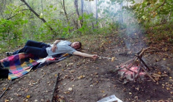Feuer, Faulheit und der kleine Hunger beim Camping im Wald