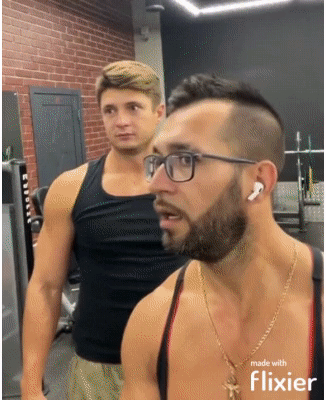 Lustige Menschen im Fitnessstudio beobachten%20(1) Muskelkraft und Schenkelklopfer: Fitness mit Humor Warum jeder im Fitnessstudio dich heimlich beurteilt Fitness, Freizeit, Humorvolle Alltagsgeschichten, Probleme | Die Kirche des heiligen Al Bundy 2. April 2024 1