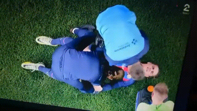 Fussball Frust Wie mein Fanherz zerbrach%20(8) Freizeit mit Freude: Entspannung, pur Fußball im Fernsehen - Wie man den Fußball mit der Fernbedienung ins Tor schießt Fernsehen, Freizeit, Humorvolle Alltagsgeschichten, Sport | Die Kirche des heiligen Al Bundy 8. August 2023 1