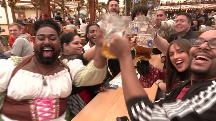 Oktoberfest humorvolle Bilder%20(1) Hopfen und Humor: Die Welt des Biers Oktoberfest Spaß: Mit Humor und Brezn zum Bierzelt-Erfolg Bier, Komische Begebenheiten des Lebens, Öffentlichkeit, Party | Die Kirche des heiligen Al Bundy 20. September 2023 1