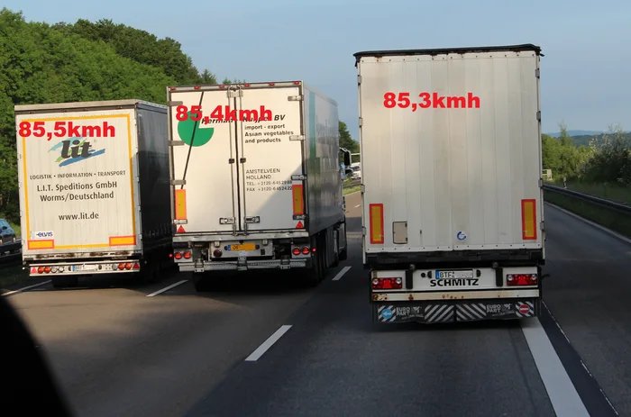 Drei LKWs auf deutscher Autobahn beim ueberholen Freizeit mit Freude: Entspannung, pur Heiliger Al Bundy, bitte beschütze uns vor Schnarchnasen und Sonntagsfahrern! Alltag, Alltagsgott, Ausflug, Auto, Komische Begebenheiten des Lebens | Die Kirche des heiligen Al Bundy 1. Mai 2023 2