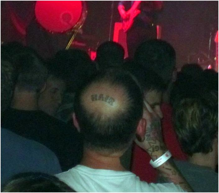Witziges Tattoo für Männer mit Halbglatze, die sich nach Haaren sehnen.