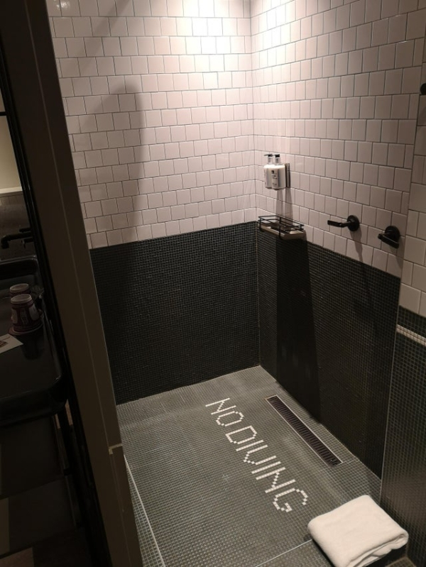 Die tägliche Dusche mit Witz meistern, ohne die Familie zu terrorisieren Alltag, Am Morgen, Humorvolle Alltagsgeschichten, Hygiene | Die Kirche des heiligen Al Bundy 6. Dezember 2023 3