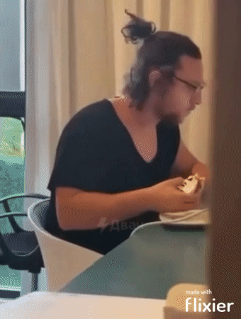 Chef verarschen mit Kondom im Kuchen Arbeitswahnsinn und Bürosatire Wie man den Chef mit minimalem Aufwand beeindruckt (und heimlich sabotiert) Arbeit, Büro, Chef, Humorvolle Alltagsgeschichten, Tipps | Die Kirche des heiligen Al Bundy 2. August 2024 6