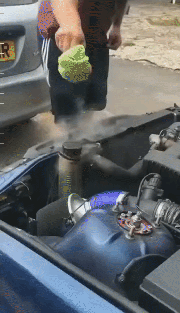 Extrem ueberhitztes Auto Kuehlwasser kommt heraus geschossen Menschliche Marotten: Lustige Geschichten aus dem Leben Extrem überhitztes Auto. Kühlwasser kommt heraus geschossen.