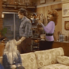 Al Bundy mit Lockenkopf nach Friseur besuch Al Bundy - Der humorvolle Held des Alltags Al Bundy - Der unerwartete Alltagsgott unserer Zeit eine schrecklich nette Familie, Komische Begebenheiten des Lebens, Was würde Al Bundy tun? | Die Kirche des heiligen Al Bundy 17. April 2023 2