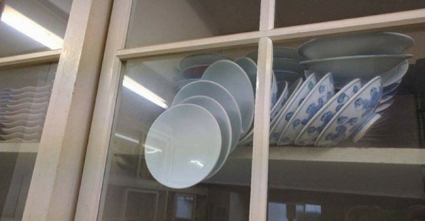 Teller im Kuechenschrank sortieren witzige Haushaltsbilder Heitere Haushaltsmomente mit einem Augenzwinkern Die wundersame Welt des Abwaschs: Wenn Küchenchaos zur kreativen Inspirationsquelle wird Haushalt, Komische Begebenheiten des Lebens, Küche, Pflichten | Die Kirche des heiligen Al Bundy 3. April 2023 6