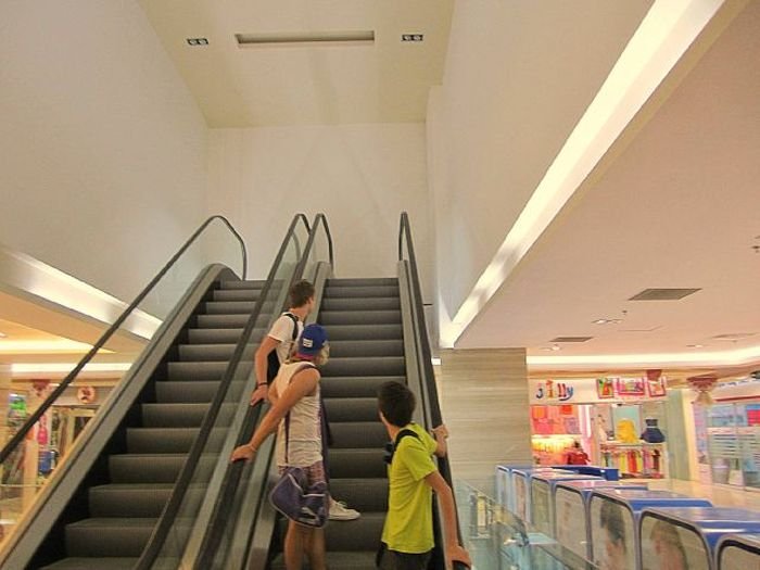 Chaos auf der Rolltreppe komisches zum lachen%20(4) Wissenswertes mit Witz und Humor Rolltreppen – Die unberechenbaren Wesen zwischen Stockwerk 1 und 2 Komische Begebenheiten des Lebens, Lustiges über das Leben, Öffentlichkeit, Technik | Die Kirche des heiligen Al Bundy 30. September 2023 2
