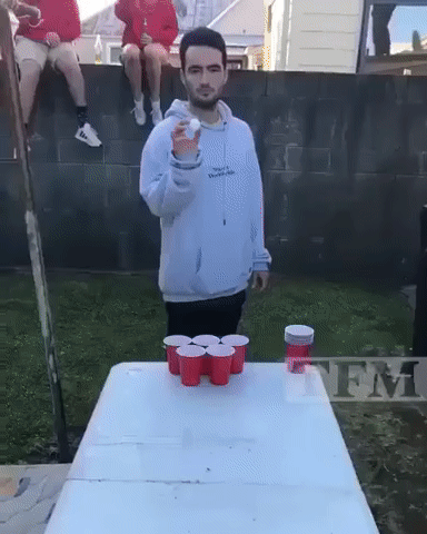 Beer Pong %C3%9Cberraschung auf Gartenparty Party-Time: Feste, Feiern und fröhlicher Wahnsinn Wie man eine Party plant und sich am nächsten Morgen an nichts mehr erinnert Besoffene Geschichte, Humorvolle Alltagsgeschichten, Party | Die Kirche des heiligen Al Bundy 10. Oktober 2023 9