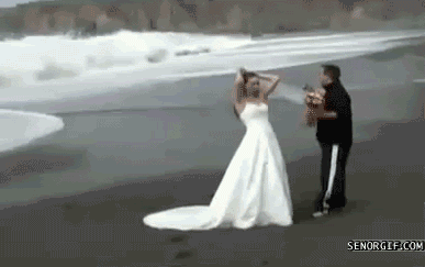 Hochzeit an stuermischen Strand Brautpaar wird nass Ehechaos und Beziehungsspaß - Amüsante Liebeserlebnisse Die Ehe: Wenn „Bis dass der Tod uns scheidet“ plötzlich nach einer großartigen Idee klingt Beziehung, Ehe, Komische Begebenheiten des Lebens, Probleme | Die Kirche des heiligen Al Bundy 23. April 2023 5
