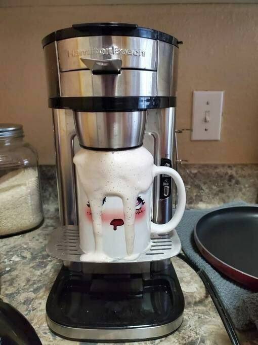 Der Kaffeeklatsch mit den Kollegen: Lachen, um nicht zu weinen Arbeit, Büro, Humorvolle Alltagsgeschichten, Kaffee | Die Kirche des heiligen Al Bundy 18. März 2024 9
