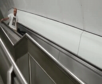 Chaos auf der Rolltreppe komisches zum lachen%20(7) Wissenswertes mit Witz und Humor Rolltreppen – Die unberechenbaren Wesen zwischen Stockwerk 1 und 2 Komische Begebenheiten des Lebens, Lustiges über das Leben, Öffentlichkeit, Technik | Die Kirche des heiligen Al Bundy 30. September 2023 8