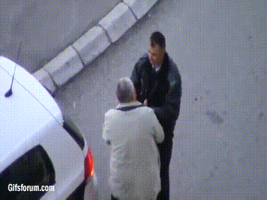 Stark angetrunkener Mann läuft Kreise.