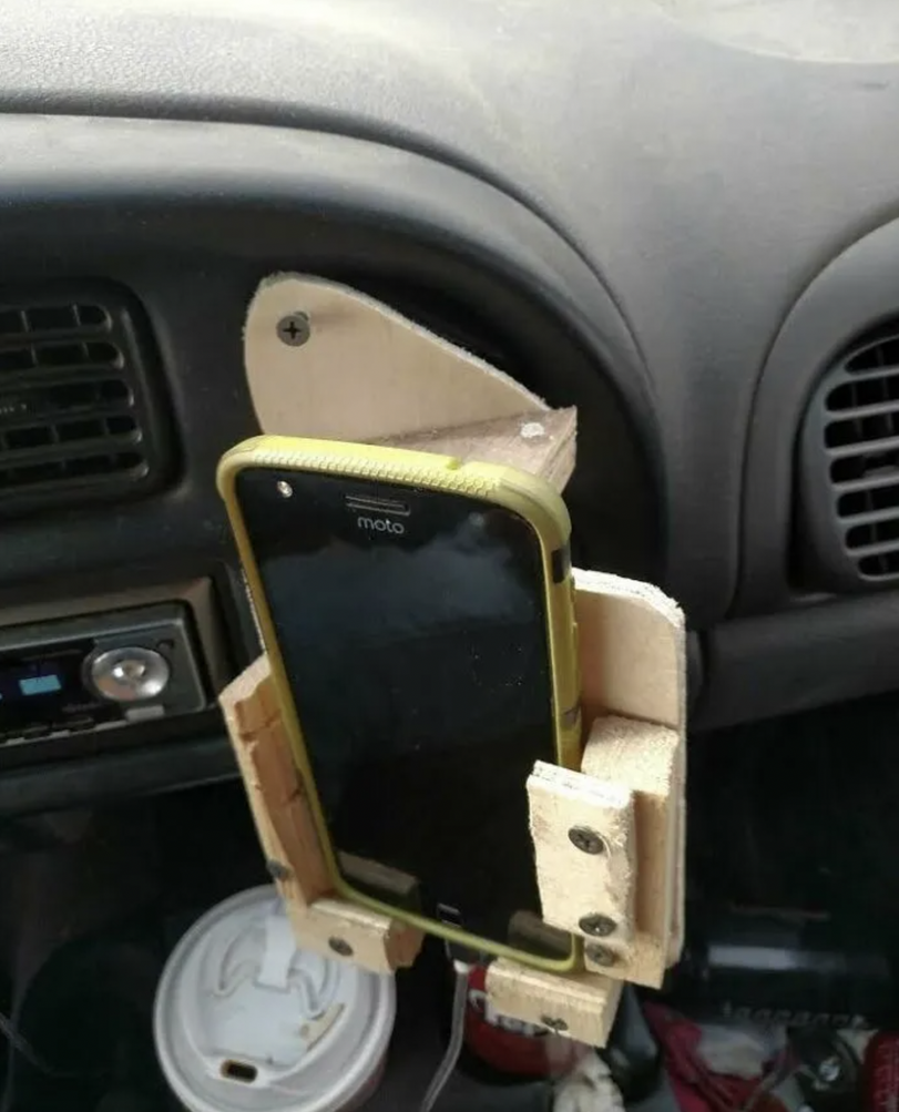 Selbstgebaute Handyhalterung fuers Auto aus Sperrholz Heitere Haushaltsmomente mit einem Augenzwinkern Die witzigsten DIY-Fails: Wenn Heimwerken zum Comedy-Event wird Dumm, Haushalt, Heimwerker, Komische Begebenheiten des Lebens | Die Kirche des heiligen Al Bundy 27. April 2023 5