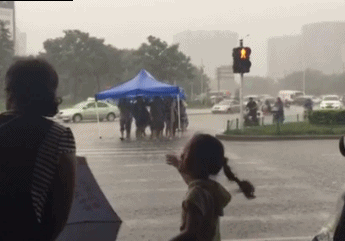 Lustige einfallsreiche Männer Partyzelt - Vom Regen überrascht Lustige einfallsreiche Männer Partyzelt - Vom Regen überrascht