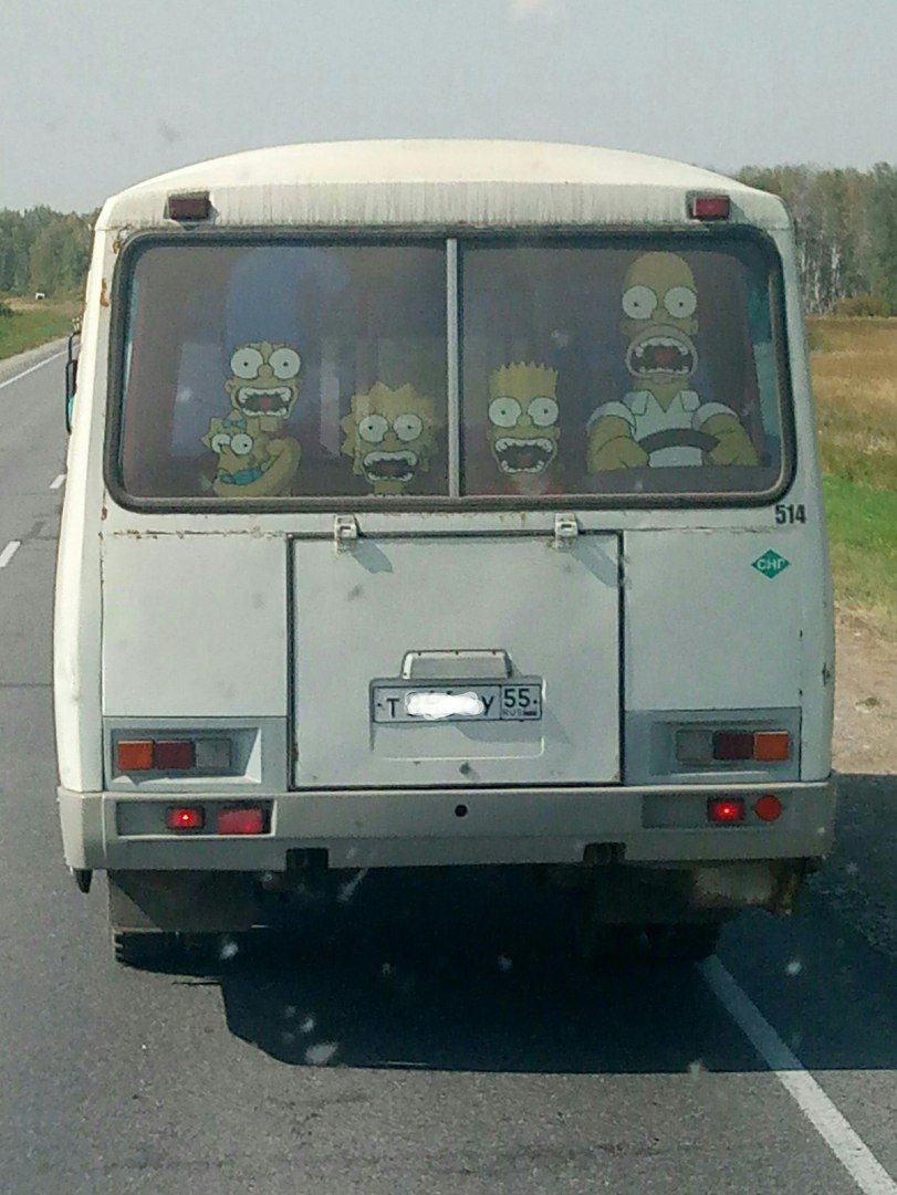 Kuriose Strassenerlebnisse Simpson Familie schreiend im Bus Arbeitswahnsinn und Bürosatire Pendeln in der Hölle: Ein skurriler Einblick in den öffentlichen Nahverkehr Arbeit, Ausflug, Beschweren, Komische Begebenheiten des Lebens, Öffentlichkeit, Schlechte Laune | Die Kirche des heiligen Al Bundy 19. April 2023 3