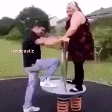 %C3%9Cbergewicht lustig Wenn die Frau fragt ob sie dick ist%20(3) Ehechaos und Beziehungsspaß - Amüsante Liebeserlebnisse Dicke Frau mit Freund auf Spielplatz. Dickenwitz: Freund wird ins Weltall geschleudert.